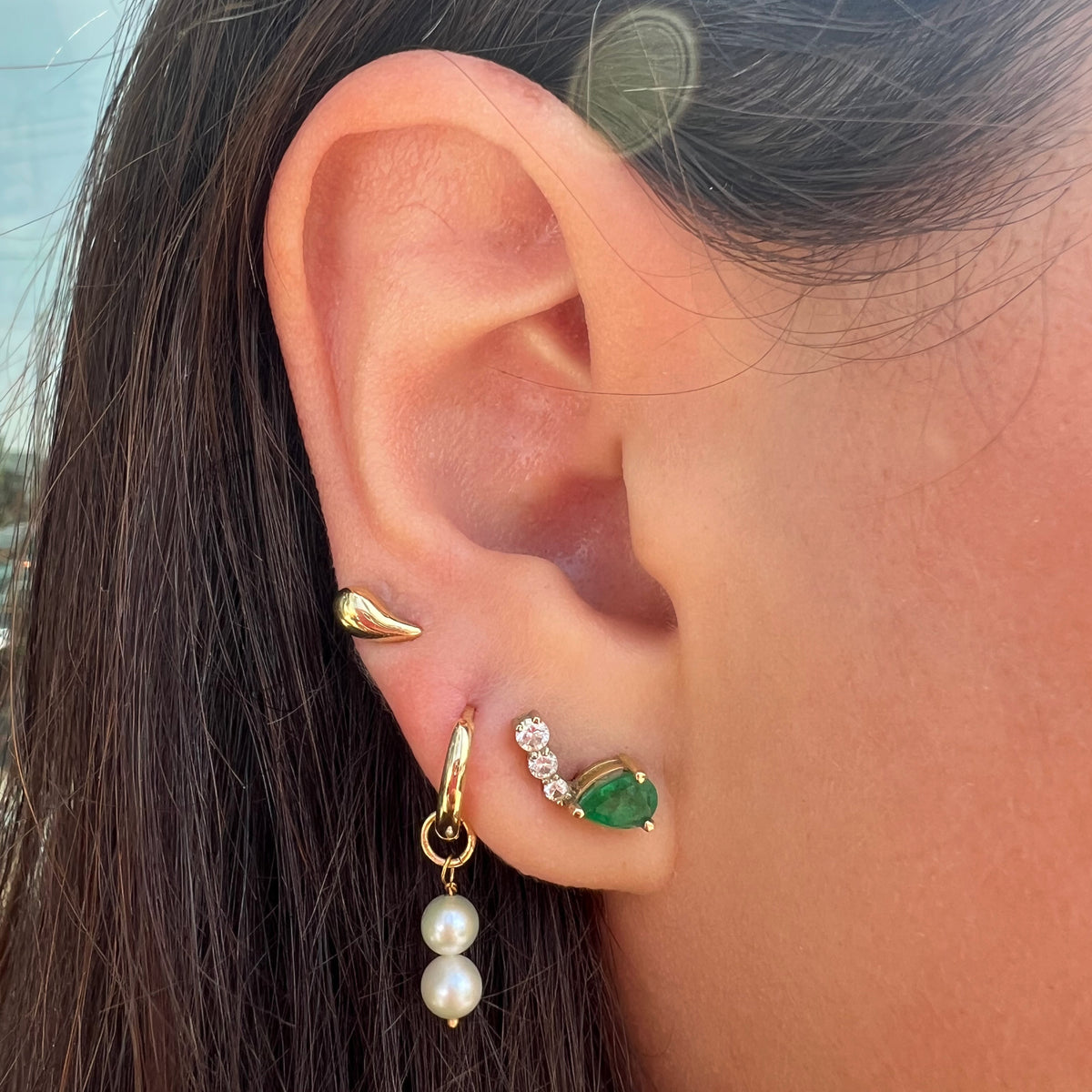 Emerald with three diamonds stud earring